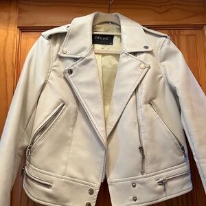 Cool leather jacket. Deluc Jacket. Off white. Size xs
Never been worn, no tags.